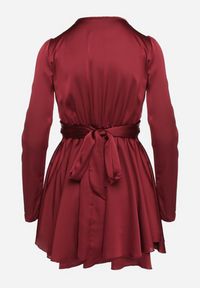 Born2be - Bordowa Satynowa Sukienka Mini z Głębokim Dekoltem i Wiązaniem z Tyłu Liadan. Okazja: na imprezę. Kolor: czerwony. Materiał: satyna. Styl: elegancki. Długość: mini #4