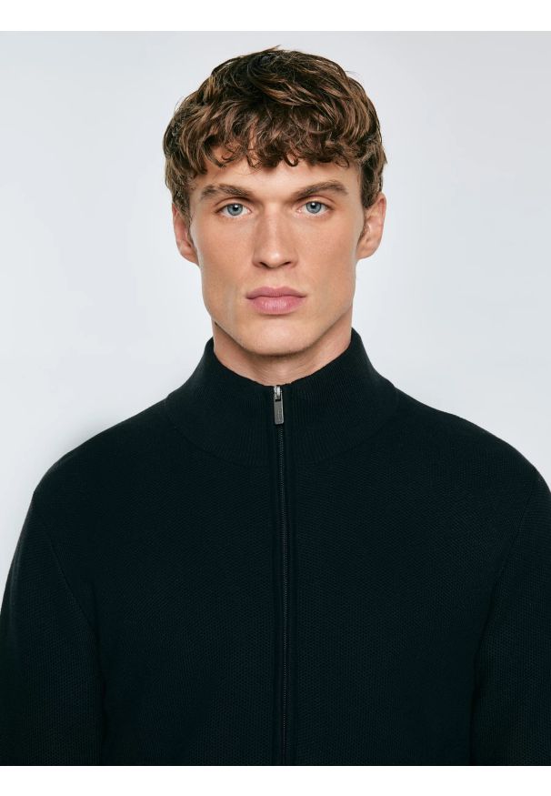 Big-Star - Sweter męski rozpinany ze stójką czarny Olafi 906. Okazja: na co dzień. Typ kołnierza: kołnierzyk stójkowy. Kolor: czarny. Materiał: jeans, dzianina. Wzór: ze splotem. Styl: casual, klasyczny