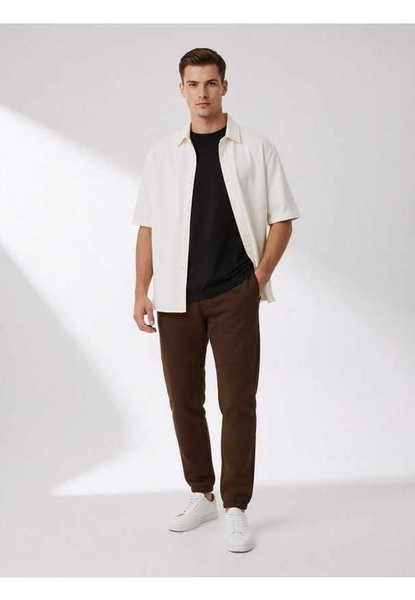 Sinsay - Spodnie regular fit - brązowy. Kolor: brązowy
