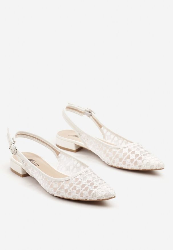 Renee - Białe Sandały Typu Slingback z Szydełkowym Zdobieniem Neonessa. Okazja: na co dzień. Zapięcie: sprzączka. Kolor: biały. Wzór: aplikacja. Sezon: lato. Obcas: na obcasie. Styl: elegancki, casual. Wysokość obcasa: niski