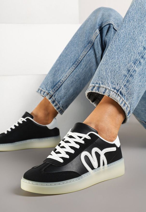 Born2be - Czarne Sneakersy w Stylu Klasycznych Tenisówek z Ozdobną Aplikacją Elddiva. Okazja: na co dzień. Nosek buta: okrągły. Zapięcie: sznurówki. Kolor: czarny. Materiał: jeans. Wzór: aplikacja. Sezon: lato, wiosna