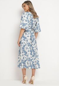 Born2be - Niebiesko-Biała Rozkloszowana Sukienka z Wiskozy Wykończona Bufiastymi Rękawami Maranea. Okazja: na co dzień. Typ kołnierza: dekolt w serek. Kolor: niebieski. Materiał: wiskoza. Typ sukienki: proste, w kształcie A. Styl: casual, elegancki, klasyczny #2