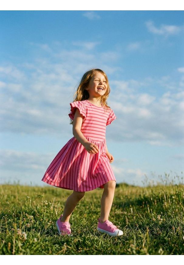 Sinsay - Bawełniana sukienka dresowa w paski - wielobarwny. Materiał: bawełna, dresówka. Wzór: paski