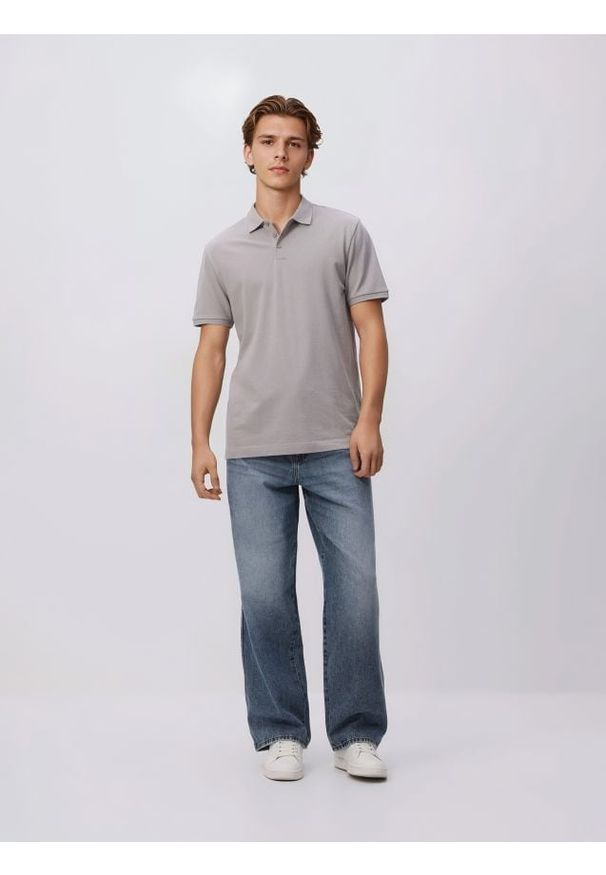 Reserved - Bawełniane polo regular fit - jasnoszary. Typ kołnierza: polo. Kolor: szary. Materiał: bawełna