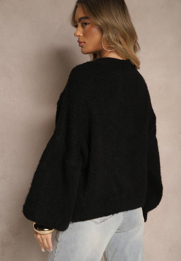Renee - Czarny Sweter z Wełną o Eleganckim Warkoczowym Splotem Makkaria. Okazja: na spacer, na co dzień. Kolor: czarny. Materiał: wełna. Długość rękawa: długi rękaw. Długość: długie. Wzór: ze splotem. Sezon: jesień. Styl: elegancki