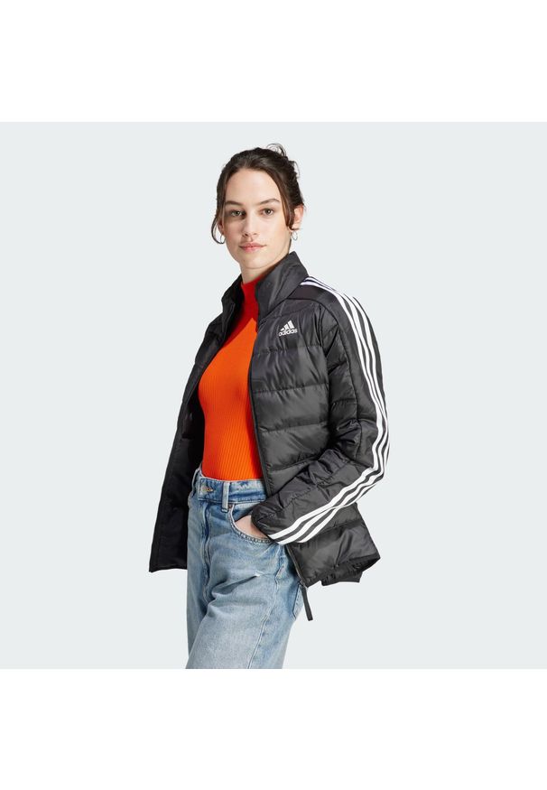 Adidas - Kurtka Essentials 3-Stripes Light Down. Kolor: czarny. Materiał: puch, materiał. Sport: turystyka piesza