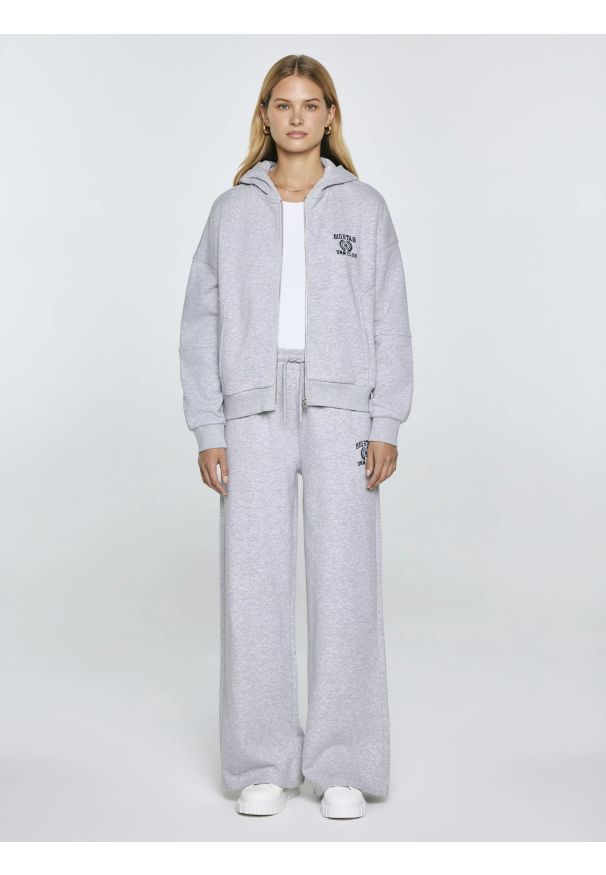 Big-Star - Bluza damska z kapturem rozpinana szara Madelina 901. Typ kołnierza: kaptur. Kolor: szary. Materiał: dzianina, dresówka. Wzór: aplikacja, haft. Styl: sportowy, elegancki