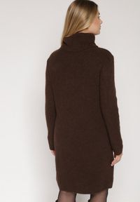 Born2be - Brązowa Sukienka Sweterkowa z Golfem z Wiskozą i Wełną Fedamira. Okazja: na co dzień. Typ kołnierza: golf. Kolor: brązowy. Materiał: wełna, wiskoza. Typ sukienki: proste. Styl: casual, klasyczny. Długość: maxi #3