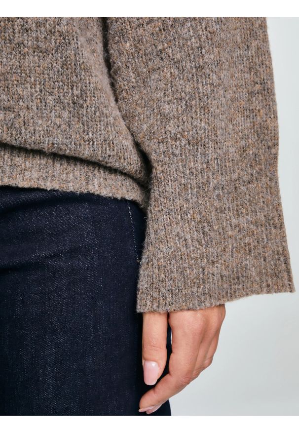 Big-Star - Sweter damski v-neck oversize z dodatkiem wełny brązowy Violina 804. Okazja: do pracy, na co dzień. Kolor: brązowy. Materiał: wełna. Wzór: jednolity, ze splotem. Styl: casual, klasyczny