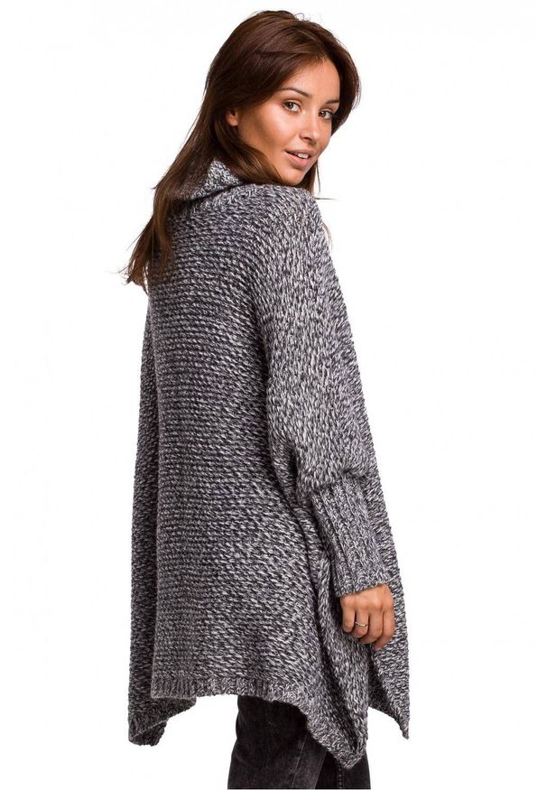 BE Knit - Asymetryczny sweter jak ponczo z golfem. Typ kołnierza: golf. Materiał: akryl. Długość: długie. Wzór: ze splotem