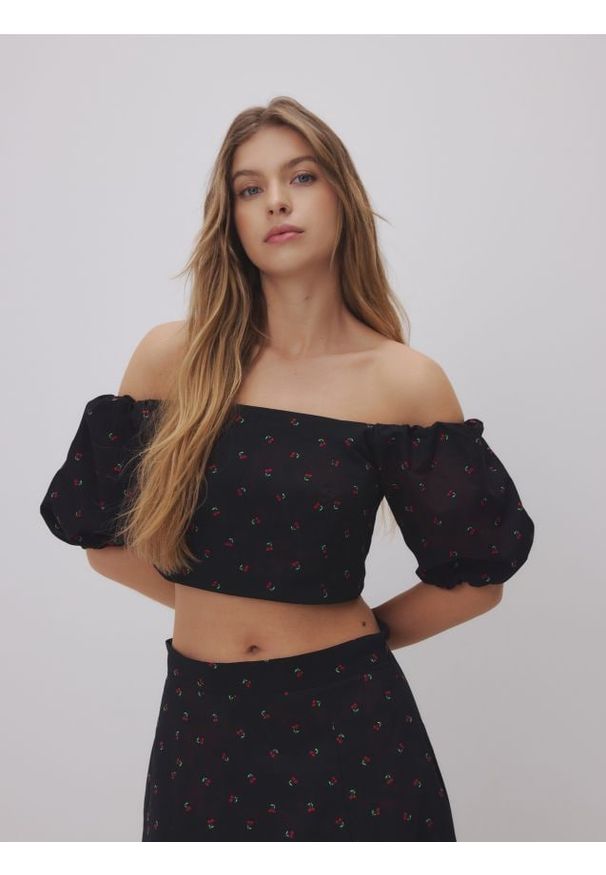 Reserved - Krótka bluzka hiszpanka - wielobarwny. Typ kołnierza: dekolt hiszpanka. Materiał: bawełna, tkanina. Długość: krótkie