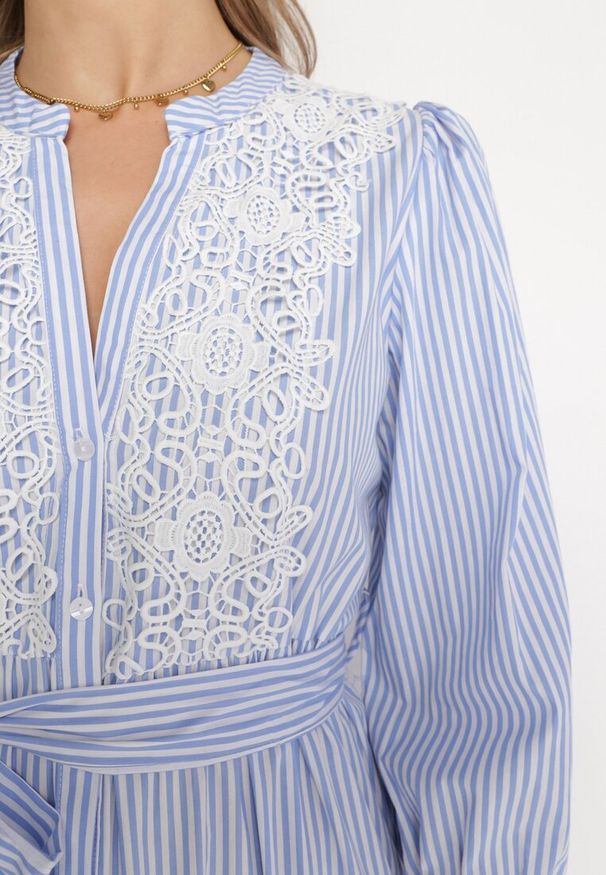 Born2be - Jasnoniebieska Bawełniana Sukienka Taliowana z Koronką w Stylu Rustykalnym Blekotta. Kolor: niebieski. Materiał: bawełna, koronka. Wzór: koronka. Sezon: wiosna, lato