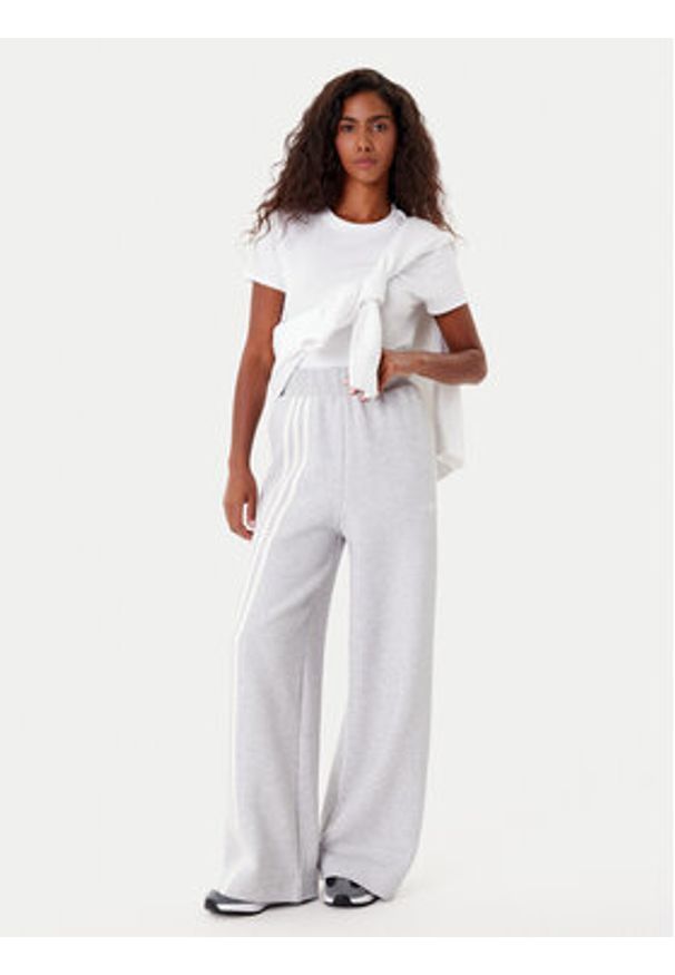Adidas - adidas Spodnie dresowe Off Placed 3-Stripes KA0833 Szary Wide Leg. Kolor: szary. Materiał: bawełna