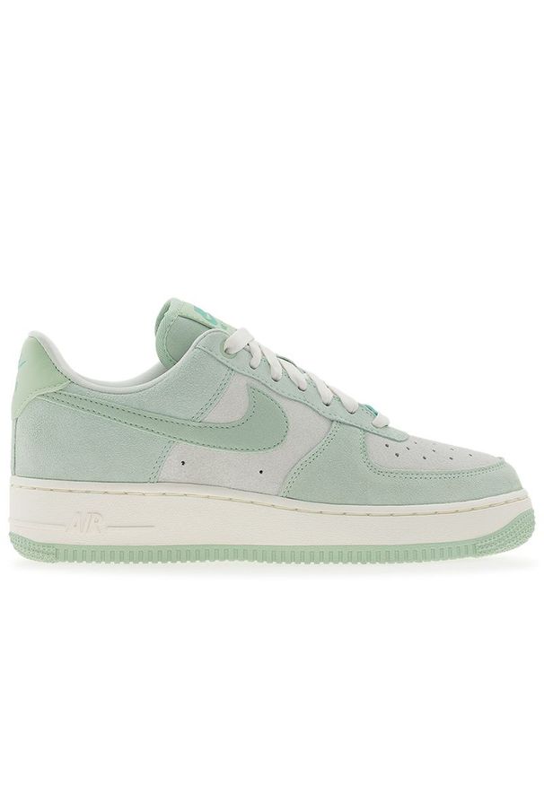Buty damskie Nike Air Force 1 '07 SE HQ1497-099 - zielono-białe. Kolor: biały, wielokolorowy, zielony. Materiał: guma, zamsz, skóra. Szerokość cholewki: normalna. Sezon: lato. Model: Nike Air Force. Sport: koszykówka