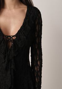 Born2be - Czarna Koronkowa Sukienka z Falbankami i Wiązaniem przy Dekolcie Delanatea. Okazja: na co dzień. Typ kołnierza: kołnierz z falbankami. Kolor: czarny. Materiał: koronka. Sezon: wiosna, lato. Styl: casual, elegancki #2