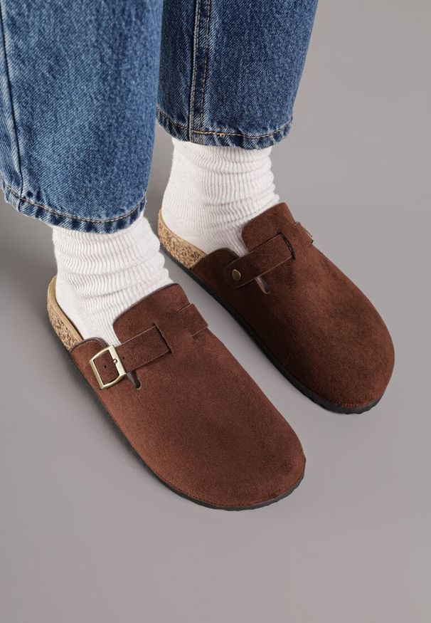 Renee - Brązowe Klapki Typu Chodaki z Ekozamszu Zdobione Sprzączką Amustana. Okazja: na co dzień. Kolor: brązowy. Materiał: jeans. Wzór: aplikacja. Styl: casual, elegancki