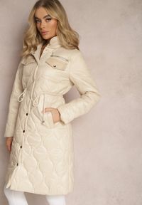 Renee - Beżowa Kurtka za Kolano z Kołnierzem Pikowana Vilia. Kolor: beżowy. Materiał: materiał. Sezon: jesień, wiosna. Styl: klasyczny