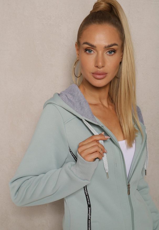 Renee - Jasnoniebieska Bluza Wyściełana Polarem z Kapturem i Kieszeniami Ivalissa. Typ kołnierza: kaptur. Kolor: zielony. Materiał: polar