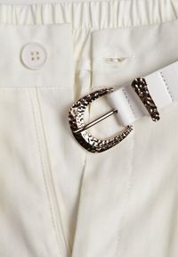 Born2be - Białe Szerokie Spodnie Wiskozowe w Garniturowym Stylu z Paskiem Qera. Okazja: na co dzień. Kolor: biały. Materiał: wiskoza. Styl: casual, elegancki, klasyczny #6