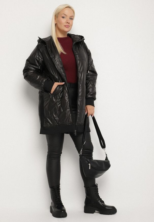 Born2be - Czarna Kurtka z Pikowanymi Przeszyciami i Kapturem Zarimelia. Okazja: na co dzień. Kolekcja: plus size. Kolor: czarny. Materiał: jeans. Styl: klasyczny, casual, elegancki, sportowy