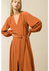 IVY & OAK - Ivy Oak Sukienka Dionne kolor brązowy midi rozkloszowana. Kolor: brązowy. Materiał: materiał. Długość rękawa: długi rękaw. Typ sukienki: rozkloszowane. Długość: midi #7