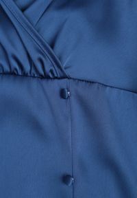 Renee - Granatowa Taliowana Sukienka Maxi na Cienkich Ramiączkach z Rozcięciem Samiksa. Kolor: niebieski. Długość rękawa: na ramiączkach. Wzór: aplikacja. Typ sukienki: kopertowe. Styl: elegancki, wizytowy. Długość: maxi #6