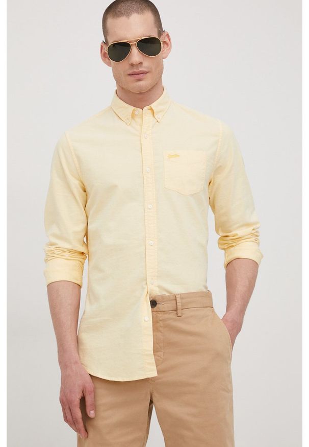 Superdry koszula bawełniana męska kolor żółty regular z kołnierzykiem button-down. Typ kołnierza: button down. Kolor: żółty. Materiał: bawełna. Wzór: aplikacja