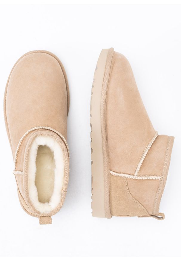 Ugg - UGG W CLASSIC ULTRA MINI Buty zimowe damskie beżowe. Kolor: beżowy. Materiał: wełna, zamsz, skóra, lyocell. Szerokość cholewki: normalna. Wzór: aplikacja. Sezon: zima