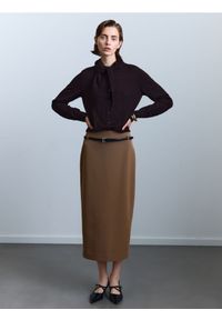 Reserved - Spódnica midi z paskiem - brązowy. Kolor: brązowy. Materiał: tkanina, wiskoza. Wzór: gładki #1