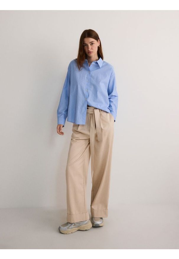 Reserved - Koszula oversize - niebieski. Kolor: niebieski. Materiał: bawełna, tkanina. Wzór: gładki