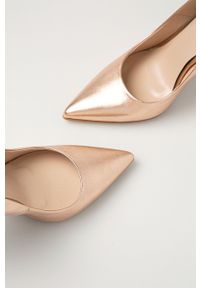 Baldowski Szpilki skórzane. Kolor: beżowy. Materiał: skóra. Obcas: na szpilce. Wysokość obcasa: średni #2