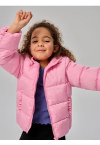 Sinsay - Pikowana kurtka puffer z kapturem - różowy. Typ kołnierza: kaptur. Kolor: różowy #1