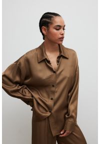 Marsala - Luźna koszula z satyny w kolorze SHADE OF GOLD - LACERTA-M/L. Okazja: na co dzień, na spotkanie biznesowe, do pracy, na spacer. Materiał: satyna. Długość rękawa: długi rękaw. Długość: długie. Styl: biznesowy, klasyczny, elegancki, casual