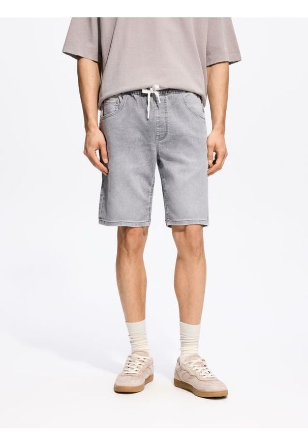 Reserved - Jeansowe szorty jogger - jasnoszary. Kolor: szary. Materiał: jeans