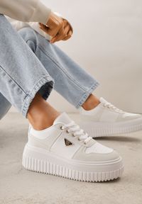 Born2be - Białe Sneakersy VICES na Grubej Podeszwie z Tłoczeniami Zdobione Aplikacją Cezara. Okazja: na co dzień, do pracy. Kolor: biały. Materiał: jeans. Wzór: aplikacja #4