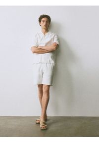 Reserved - Lniane szorty jogger - biały. Kolor: biały. Materiał: len #1