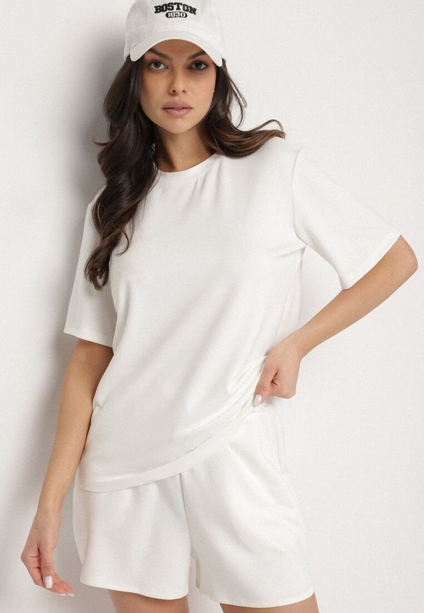 Born2be - Biały Klasyczny T-shirt o Kroju Oversize z Wiskozą Aderisa. Okazja: na co dzień. Kolor: biały. Materiał: wiskoza. Styl: klasyczny
