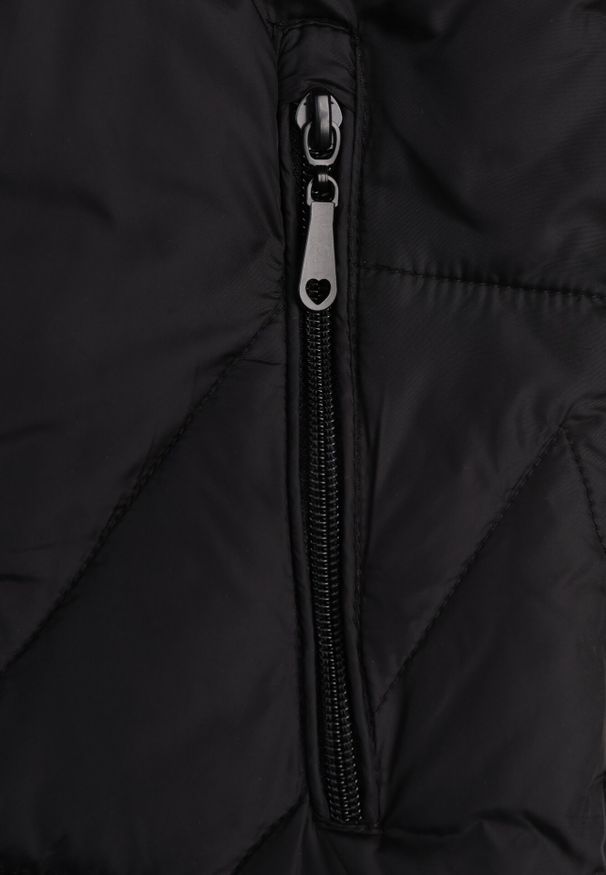 Born2be - Czarna Kurtka z Szerokim Pikowaniem i Kapturem Yasidi. Okazja: na co dzień. Kolor: czarny. Materiał: jeans. Styl: casual, elegancki