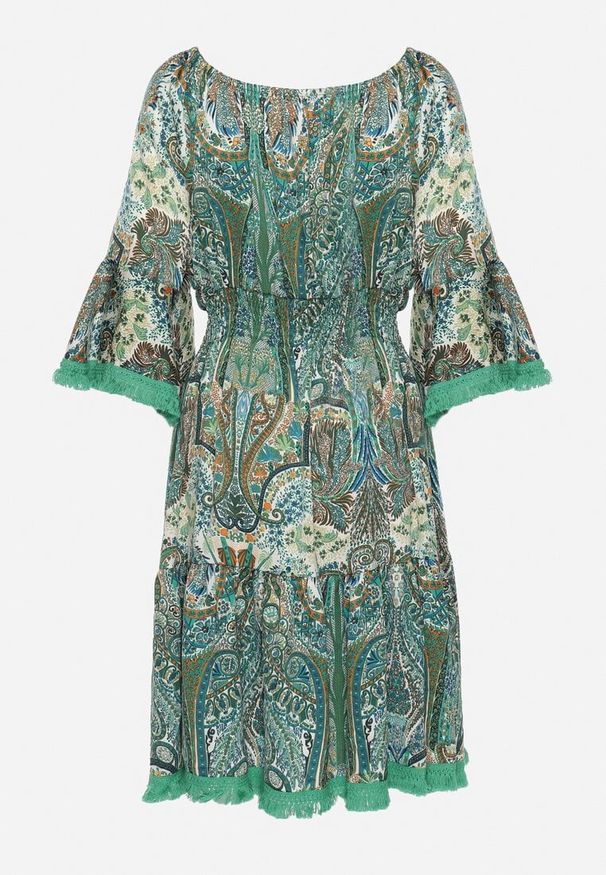 Born2be - Zielona Sukienka Hiszpanka Ozdobiona Frędzlami o Rozkloszowanym Fasonie w Print Paisley Allnight. Okazja: na co dzień. Typ kołnierza: dekolt hiszpanka. Kolor: zielony. Wzór: aplikacja, paisley, nadruk. Typ sukienki: proste. Styl: elegancki, casual