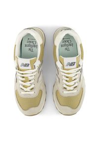 Buty unisex New Balance U5748DF – beżowe. Kolor: beżowy. Materiał: syntetyk, materiał, guma, zamsz. Szerokość cholewki: normalna. Model: New Balance 574 #6