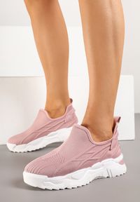 Renee - Różowe Siateczkowe Buty Sportowe Sneakersy Wsuwane Zdobione Tłoczeniami Nusadela. Zapięcie: bez zapięcia. Kolor: różowy. Materiał: jeans. Wzór: aplikacja