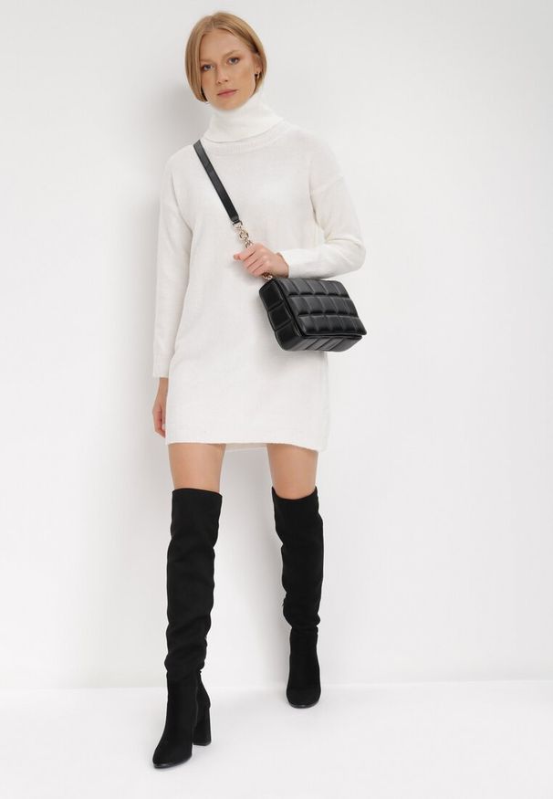 Born2be - Biała Sukienka Dzianinowa Classificator. Okazja: na co dzień. Typ kołnierza: golf. Kolor: biały. Materiał: dzianina. Długość rękawa: długi rękaw. Sezon: zima, jesień. Typ sukienki: proste. Styl: casual