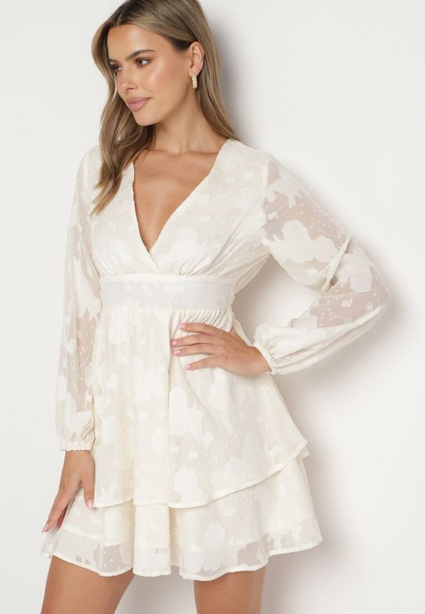 Born2be - Kremowa Sukienka Iolippe. Kolor: beżowy. Materiał: materiał. Długość rękawa: długi rękaw. Typ sukienki: kopertowe