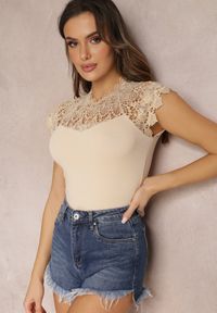 Renee - Beżowa Koronkowa Bluzka z Ozdobnym Dekoltem i Krótkim Rękawem Fereile. Kolor: beżowy. Materiał: koronka. Długość rękawa: krótki rękaw. Długość: krótkie. Wzór: ażurowy #1