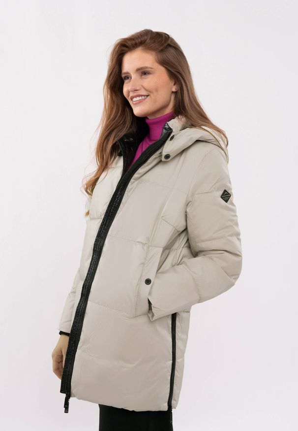 Volcano - Ciepła, krótka kurtka J-GIULIA. Okazja: na co dzień. Typ kołnierza: kołnierzyk stójkowy. Kolor: beżowy. Materiał: syntetyk, dzianina, puch, materiał. Długość: krótkie. Sezon: zima. Styl: casual