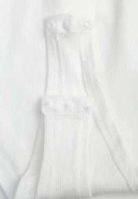 Born2be - Białe Bawełniane Body z Dekoltem w Serek Ozdobione Falbankami Qoadia. Okazja: do pracy, na co dzień, na spotkanie biznesowe. Typ kołnierza: kołnierz z falbankami, dekolt w serek. Kolor: biały. Materiał: bawełna. Wzór: aplikacja. Styl: elegancki, biznesowy, casual #2