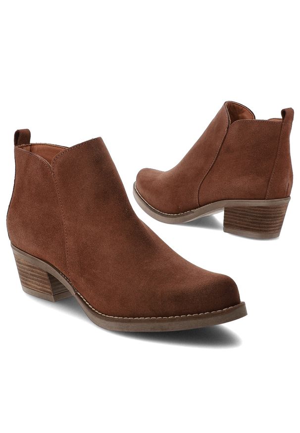 Brązowe Kowbojki Hee Stylowe Zamszowe Buty Damskie. Kolor: brązowy. Materiał: zamsz. Sezon: zima, jesień. Obcas: na obcasie. Styl: elegancki. Wysokość obcasa: średni