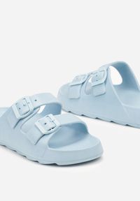 Born2be - Niebieskie Klapki z Pianki na Płaskiej Podeszwie Ozdobione Sprzączkami Beriss. Okazja: na plażę. Kolor: niebieski. Wzór: aplikacja. Sezon: lato. Obcas: na płaskiej podeszwie. Styl: sportowy #3