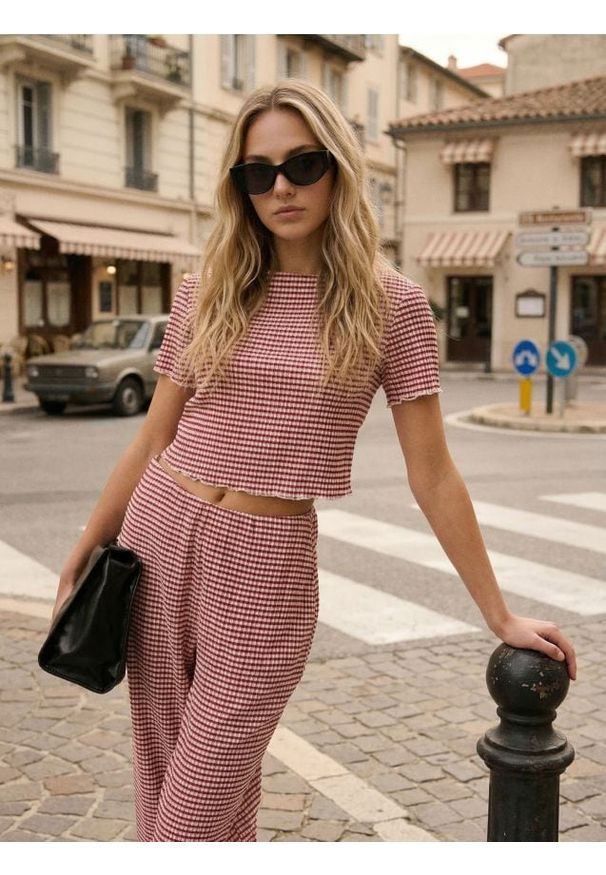 Sinsay - Prążkowana koszulka w paski z krótkim rękawem - wielobarwny. Materiał: prążkowany. Długość rękawa: krótki rękaw. Długość: krótkie. Wzór: paski