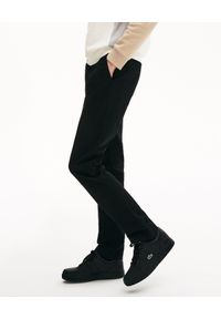 Lacoste - LACOSTE - Czarne spodnie chino Slim Ft. Kolor: czarny. Materiał: bawełna. Wzór: gładki, aplikacja. Styl: klasyczny, elegancki #4